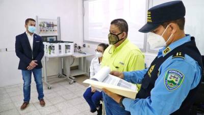 Personal de Sinager evalúa el protocolo de bioseguridad presentado por la UTH. Fotos: Amílcar Izaguirre.