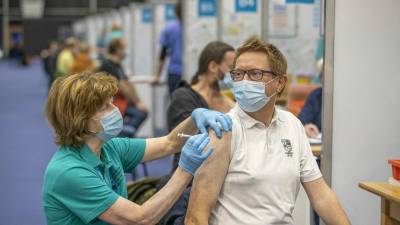 Los adultos mayores ya pueden recibir una cuarta dosis de la vacuna de Pfizer en Israel.