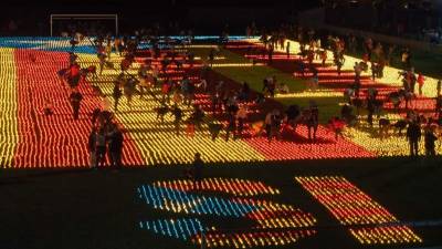 La bandera estelada brilla literalmente en la capital catalana en una protesta masiva de los independentistas, que llaman a votar por el “sí” en la consulta organizada por el gobierno regional para definir la separación del reino de España.