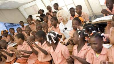 La cantante Christina Aguilera se puso demasiado diva cuando visitó Haití y solicitó una carpa con aire acondicionado y un coctel a su bienvenida.