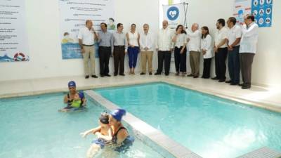 Los directivos de Teletón y los ejecutivos de Tigo durante el evento de inauguración de la piscina terapéutica en el centro regional de San Pedro Sula.
