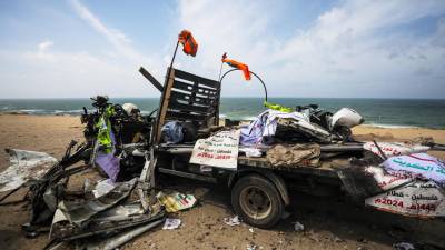 Un camión destruido de la Fundación de Ayuda Kuwaití que fue alcanzado en un ataque aéreo israelí en el oeste de Deir Al Balah, en el sur de la Franja de Gaza, el 3 de marzo de 2024.