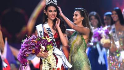 La filipina Catriona Gray siendo coronada como Miss Universo 2018 por Miss Universe 2017 Demi-Leigh Nel-Peters. AFP.
