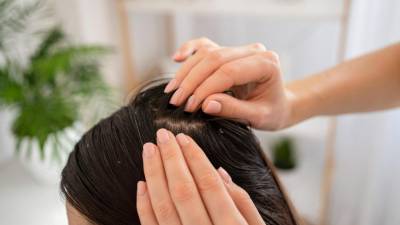 Al momento de bañarse aplique champú anticaspa en el cuero cabelludo en vez del cabello, ya que los ingredientes tienden a resecarlo.