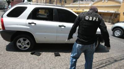 Los técnicos de Inspecciones Oculares de la DPI revisaron la camioneta en la que huían los facinerosos.