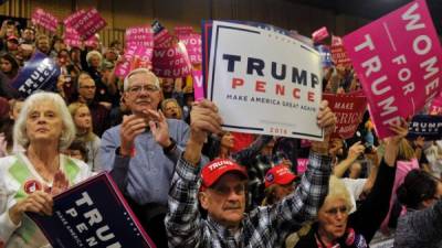 Partidarios de Donald Trump durante un mnitin en Florida. AFP.