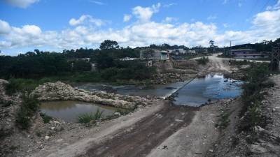 El paso por el río San Juan es por una plancha de cemento para vehículos pesados y por un puente Bailey para los livianos y los peatones. Esa también es una obra pendiente en el sur de Lempira e Intibucá.