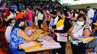 Ayer cientos de profesores llegaron al Central Vicente Cáceres a dejar sus documentos.