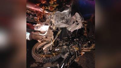 Así quedó la motocicleta en la que se conducían la pareja de esposos que murieron en Trinidad, Santa Bárbara.