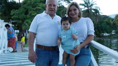 Anfitriones. Roger Valladares, su esposa Emma e hija Valentina .