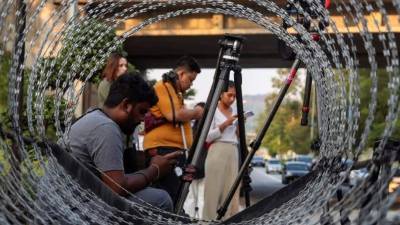 Periodistas aguardan la salida de una prisión de Kuala Lumpur, de la vietnamita Doan Thi Huong, quien fue detenida en relación con la muerte de Kim Jong-Nam. EFE