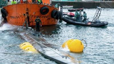 El submarino contiene en su interior unos 3,000 kilogramos de cocaína de gran pureza, según los investigadores. Fotos: AFP