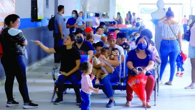 Sampedranos buscan atención médica en el policlínico Miguel Paz Barahona. Foto: La Prensa.