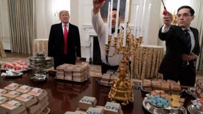 En un hecho inesperado en la Casa Blanca, el presidente de Estados Unidos, Donald Trump, recibió a los jugadores del equipo de football americano universitario Clemson Tigers con pizzas y hamburguesas, debido al cierre parcial del gobierno federal.