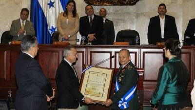 El Congreso Nacional de Honduras confirió al distinguido militar la condecoración “Gran Cruz Placa de Oro” y pergamino de reconocimiento especial al titular de la Dirección de Investigación e Inteligencia del Estado, general de división, Julián Pacheco Tinoco.