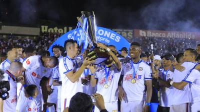 Jugadores del Olimpia en el momento que alzaban la Copa.