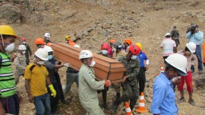 Los restos fueron trasladados por los mineros.