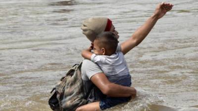 Casi 2,000 migrantes de la segunda caravana que intenta llegar a Estados Unidos se lanzaron este lunes al caudaloso río Suchiate entre Guatemala y México para ingresar a suelo mexicano, ante el blindaje de la frontera terrestre.