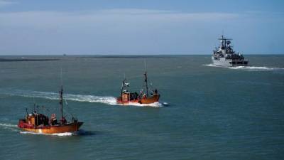 El destructor argentino ARA Sarandi y sus escoltas participan en la búsqueda del ARA San Juan, desaparecido desde el miércoles pasado. AFP.