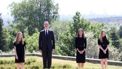 Los reyes Felipe y Letizia junto a las princesas Leonor y Sofía lideraron los homenajes a las víctimas de coronavirus en España./AFP.
