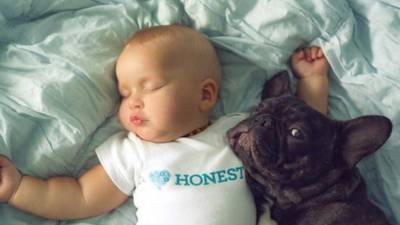 Dilan y su mascota Farley comparten la siesta.