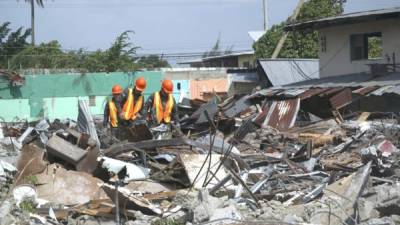 Hombres trabajan en la demolición del viejo edificio que albergó a más de dos mil reos.