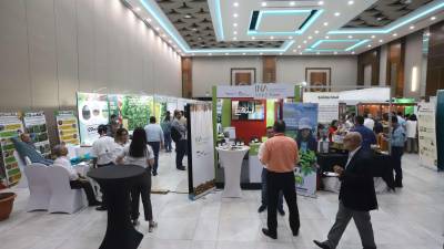 Paralelo a la cumbre hay una feria de proveedores del sector cafetalero que está abierta al público. Foto: Franklyn Muñóz