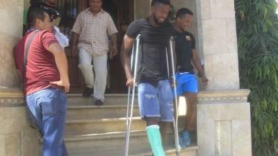 Momento en que Palacios salía del hotel en donde se encuntra concentrada la Bicolor.