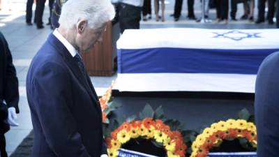 El expresidente de EUA Bill Clinton captado cerca del féretro de Shimon Peres en el parlamento israelí. Foto: AFP/Menahem Kahana
