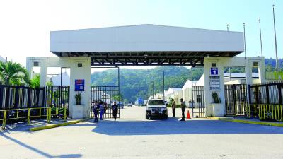 <b>Empleados salen del parque industrial en el municipio de Choloma donde se encuentra la planta de Jerzees Nuevo Día. Fotos: Moisés Valenzuela y Cortesía</b>