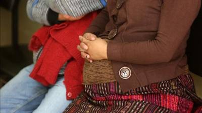 Puerto Rico confirmó hoy el primer caso de una mujer embarazada con zika, un virus que se propaga con rapidez por América.