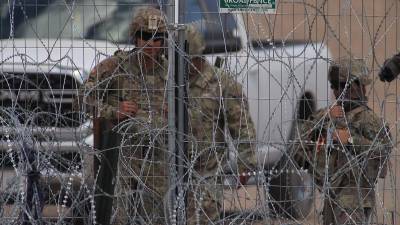 Agentes de la Guardia Nacional de Texas vigilan la frontera sur.