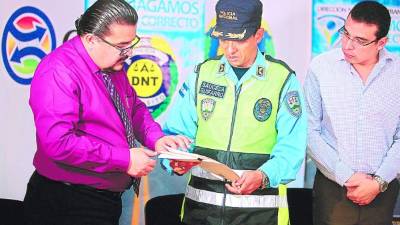 Roberto Zacapa, comisionado del IHTT; Leonel Sauceda, de Tránsito, y José Ferraro anunciaron las medidas.