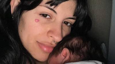 Cazzu y su hija Inti en una fotografía de archivo.