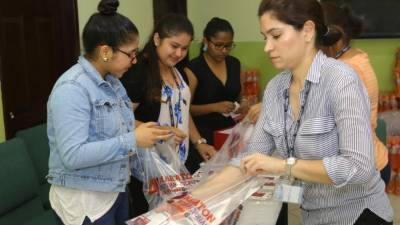 Los voluntarios se encuentran listos para atender a los participantes que lleguen a reclamar sus respectivos kits deportivos.