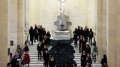 La emblemática escalinata se vio pintada de negro.