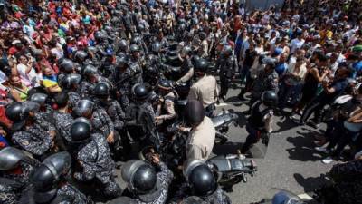Vista de los enfrentamientos entre un grupo de personas adeptas al oficialismo y personas opositoras al gobierno nacional durante la consulta popular de hoy domingo 16 de julio de 2017, en el oeste de Caracas (Venezuela). EFE