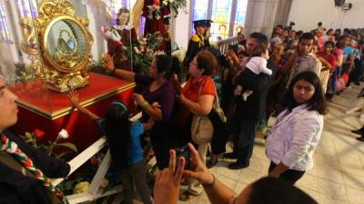 El santuario permaneció repleto de creyentes durante todos los oficios religiosos. Muchos llevaron imágenes benditas para regalarles a sus familiares.