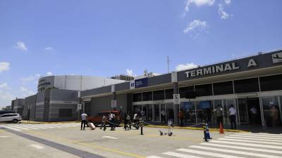 Equipo pesado da mantenimiento al bordo cercano al aeropuerto Villeda Morales.