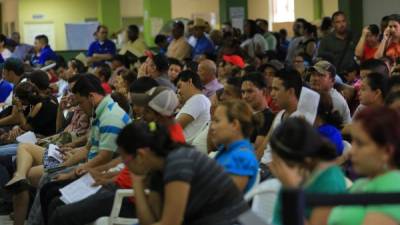 Hacinados y sofocados por el calor esperan los contribuyentes en la oficina principal de la DEI, luego de hacer fila en el parqueo. Fotos: Melvin Cubas.