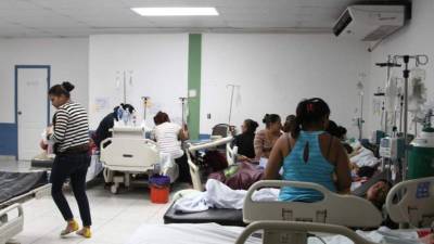 Las salas de los hospitales están saturadas por pacientes con la enfermedad.