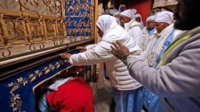 Decenas de peregrinos llegan a la Basílica de la Natividad para festejar.