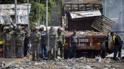 Al menos tres camiones con ayuda humanitaria que lograron pasar la frontera venezolana, procedentes de Colombia, fueron incinerados por parte de las autoridades venezolanas, informaron medios locales.