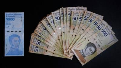 El valor de la moneda de Venezuela se desplomó por una alta inflación dando paso al uso del dólar./AFP.