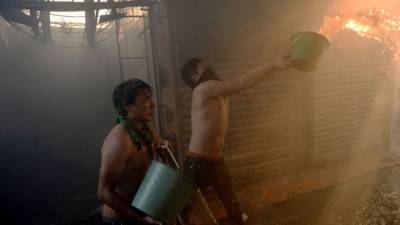 Un voraz incendio destruyó la madrugada de este martes cientos de locales de uno de los principales mercados de la capital de Guatemala, provocando además dos lesionados y decenas de intoxicados, informaron los cuerpos de socorro.