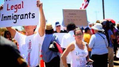 Un grupo de manifestantes en Murrieta, California a favor de la Reforma Migratoria en Estados Unidos. AFP