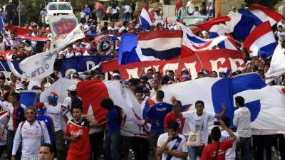 La barra del Olimpia llegando al estadio Nacional.