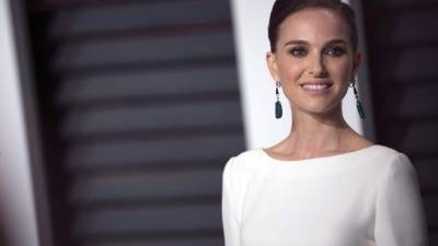 En 1999, mientras trabajaba en la filmación de “Star Wars”, ingresó a la Universidad de Harvard en la carrera de Psicología; obtuvo su licenciatura en 2003.