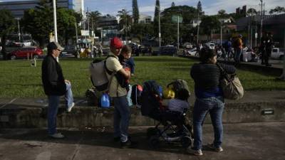 Migrantes salvadoreños descansan el domingo 28 de octubre de 2018, en la Plaza El Salvador del Mundo, en San Salvador (El Salvador). EFE/Archivo