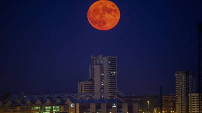 Un espectáculo de gala se observó anoche en el firmamento al hacer su aparición la “superluna”, la segunda del año y la primera del verano.